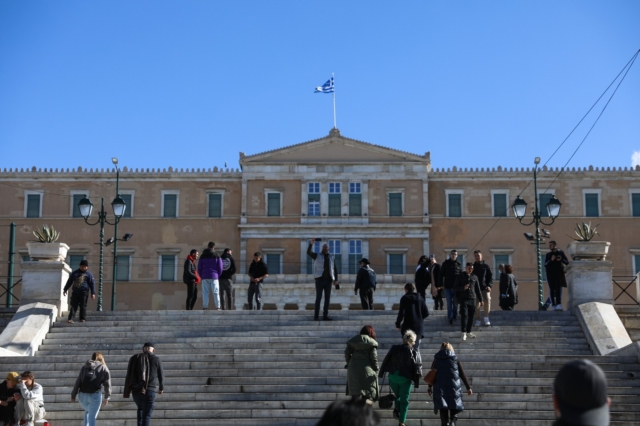 Κόσμος περπατά στο Σύνταγμα