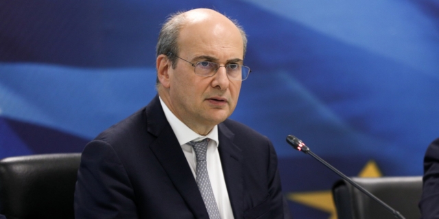 Χατζηδάκης: “Δεν είναι λογικό ο ελεύθερος επαγγελματίας να δηλώνει λιγότερο εισόδημα απ’ τον υπάλληλο”
