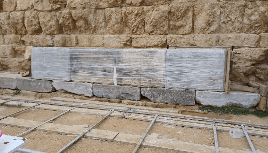 Διάσπαρτα μέλη του περιβόλου του Τύμβου Κάστα, στην Αμφίπολη