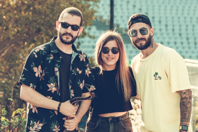 Ο Θωμάς Κωνσταντίνου διασκευάζει Βιτάλη και η Καραπατάκη “περπατάει αφηρημένη”