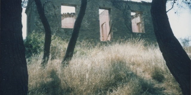 τον χώρο αποτοίχισης του σπιτιού από το οποίο πρόερχεται το έργο Baalbeks. Μελίσσια Αττικής, Ιούλιος 1986. Φωτογραφίες: Κατερίνα Βαρδάκα Αρχείο Εθνικής Πινακοθήκης – Μουσείου Αλεξάνδρου Σούτσου.