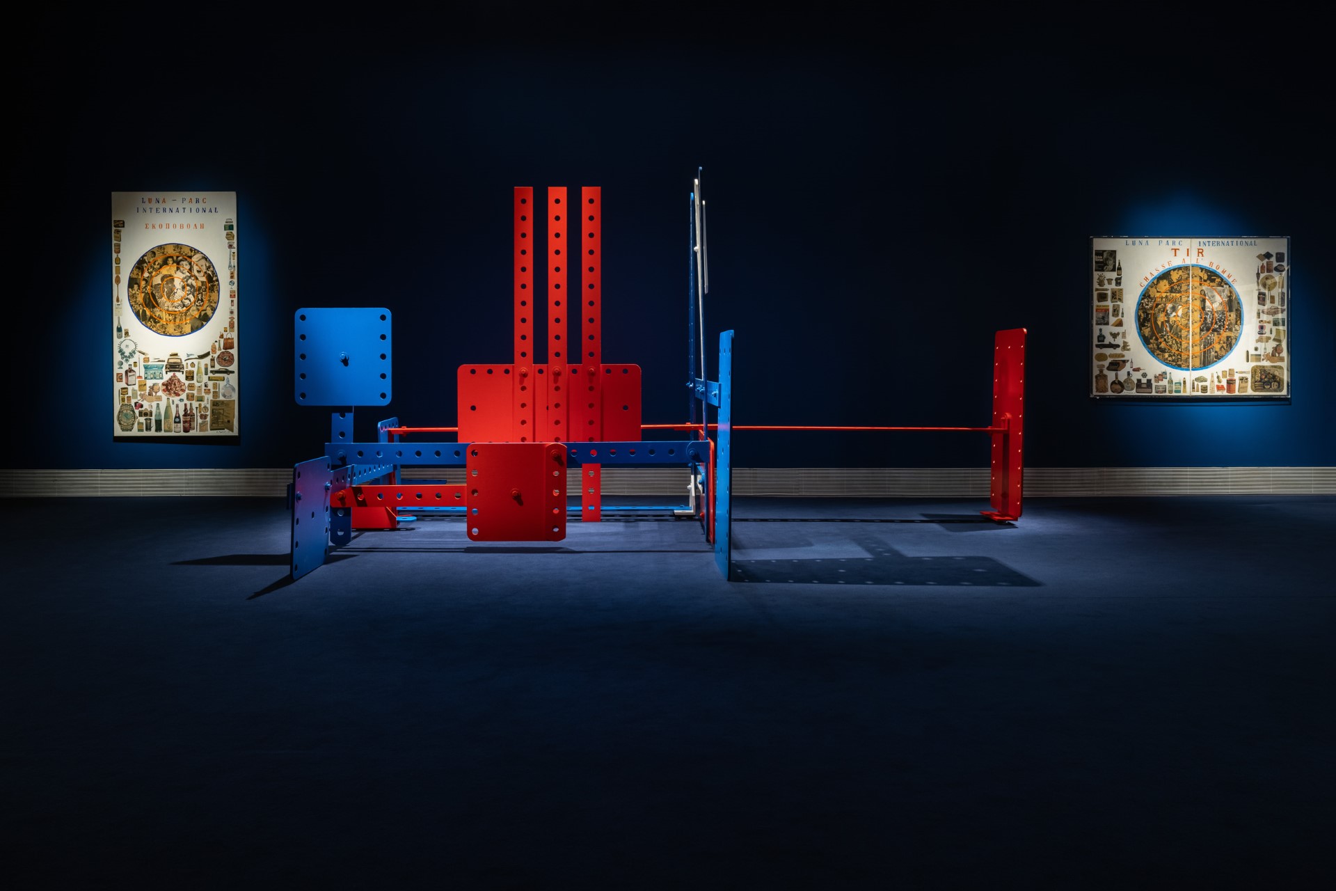 Άποψη εγκατάστασης έκθεσης: Η αναζήτηση της ευτυχίας για όσους περισσότερους γίνεται. Χρύσα Ρωμανού Φωτογραφία: Πάρις Ταβιτιάν