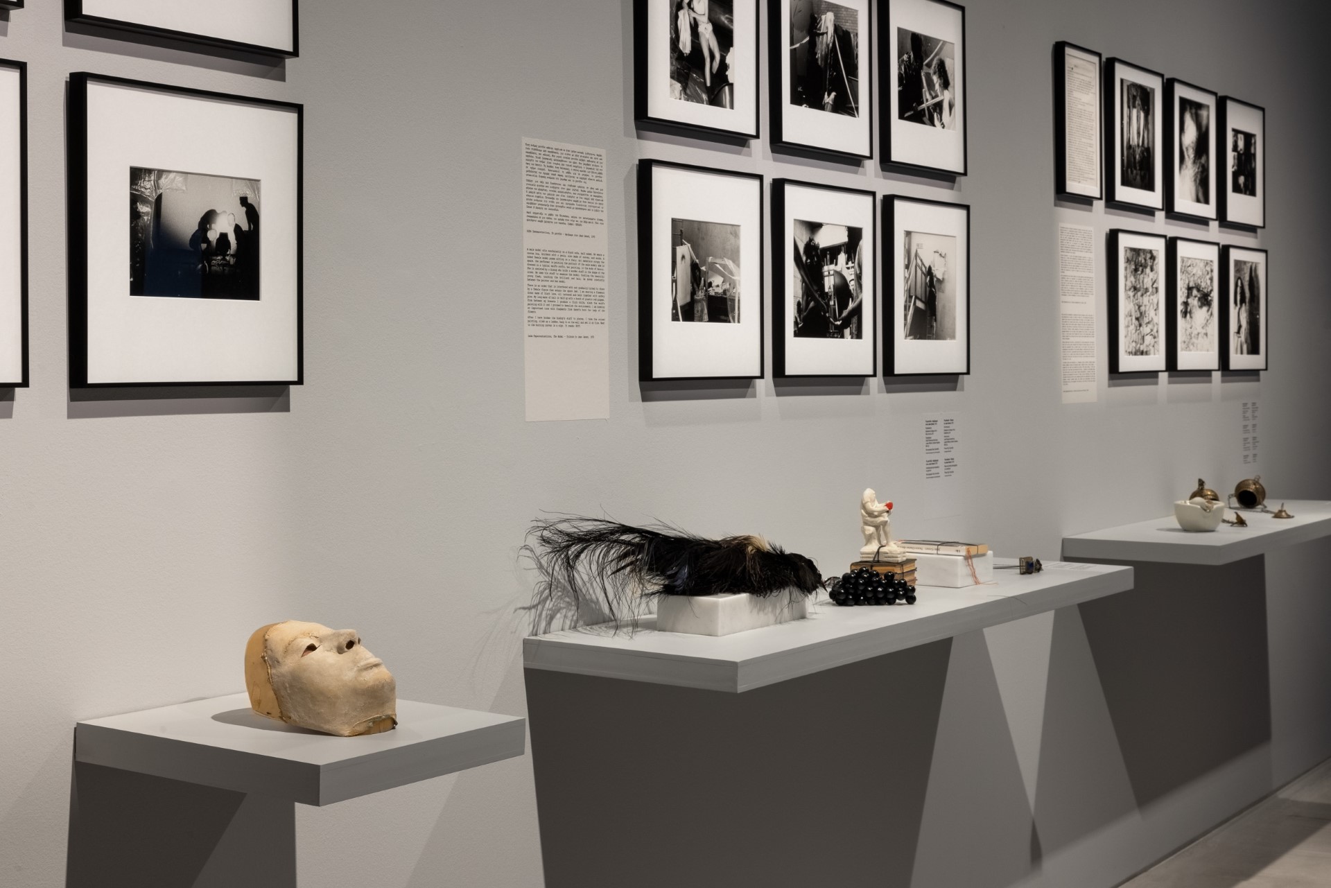 Περφόρμανς 1969-1971. Άποψη εγκατάστασης έκθεσης: Χρόνος στα χέρια μου. Λήδα Παπακωνσταντίνου. Αναδρομική