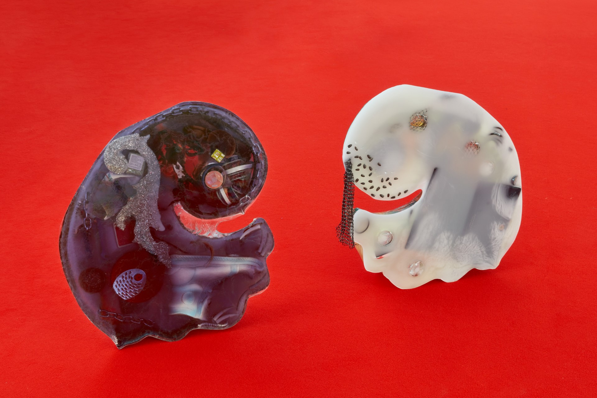 Δανάη Ανεσιάδου Άποψη εγκατάστασης (από αριστερά προς τα δεξιά): Pumpkin Seeds for Left Shell, 2023; Papaya Seeds for Right Shell, 2023 Προσωπικά αντικείμενα, εποξειδική ρητίνη, μεταλλικά ρινίσματα, κρύσταλλοι χαλαζία και σουνγκίτης 65 x 56 x 7 εκ. (και τα δύο)