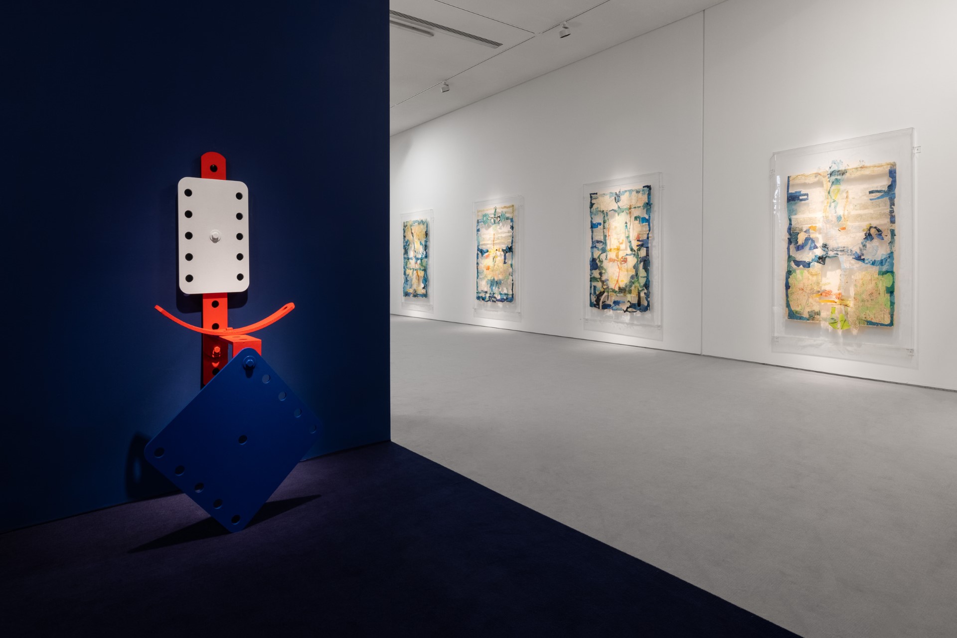 Άποψη εγκατάστασης έκθεσης: Η αναζήτηση της ευτυχίας για όσους περισσότερους γίνεται. Χρύσα Ρωμανού