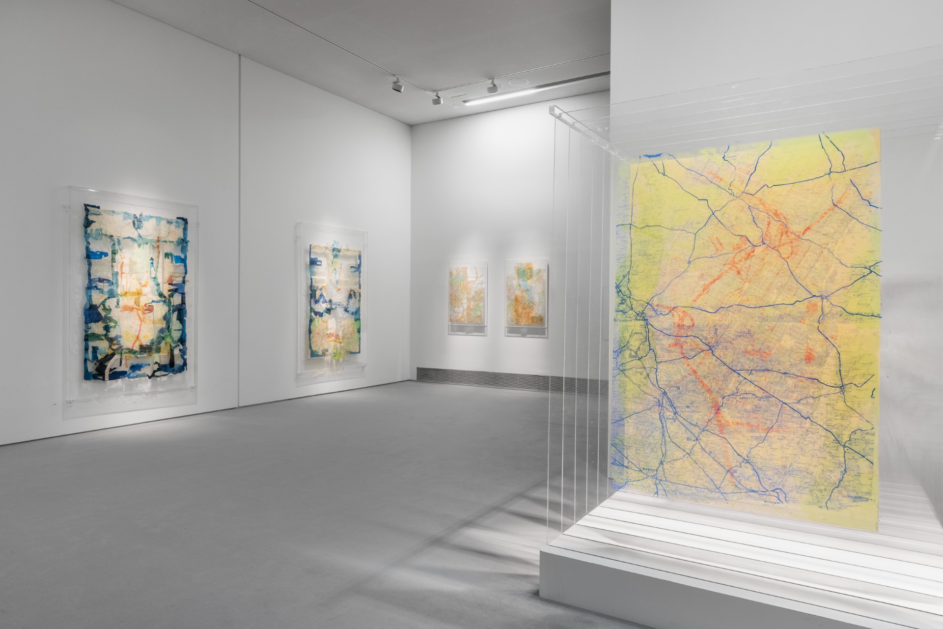 Άποψη εγκατάστασης έκθεσης: Η αναζήτηση της ευτυχίας για όσους περισσότερους γίνεται. Χρύσα Ρωμανού