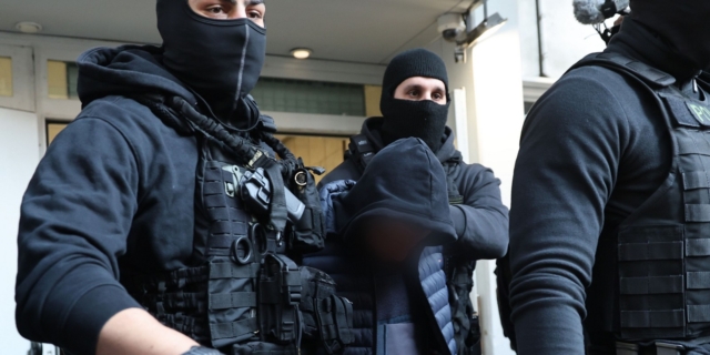 O 18χρονος που έριξε τη φωτοβολίδα στον αστυνομικό