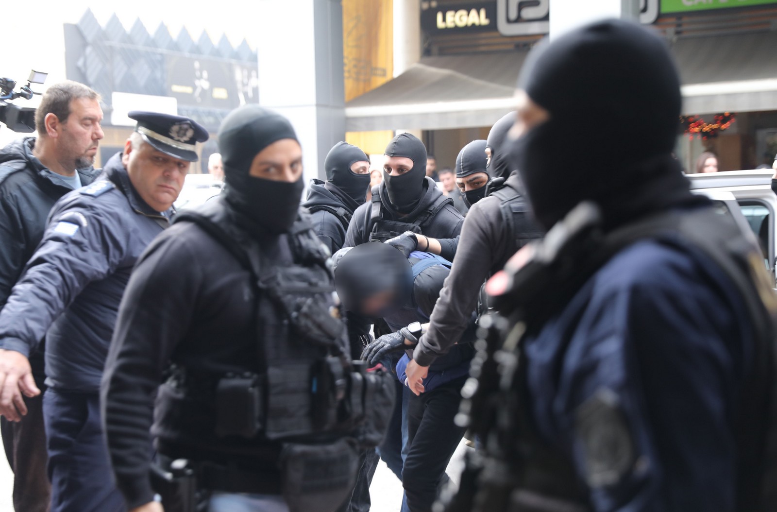 Απολογία 18χρονου για τη ρίψη φωτοβολίδας στον αστυνομικό