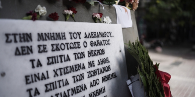 Στιγμιότυπα από το μνημείο του Αλέξανδρου Γρηγορόπουλου στη συμβολή των οδών Μεσολογγίου και Τζαβέλα στα Εξάρχεια