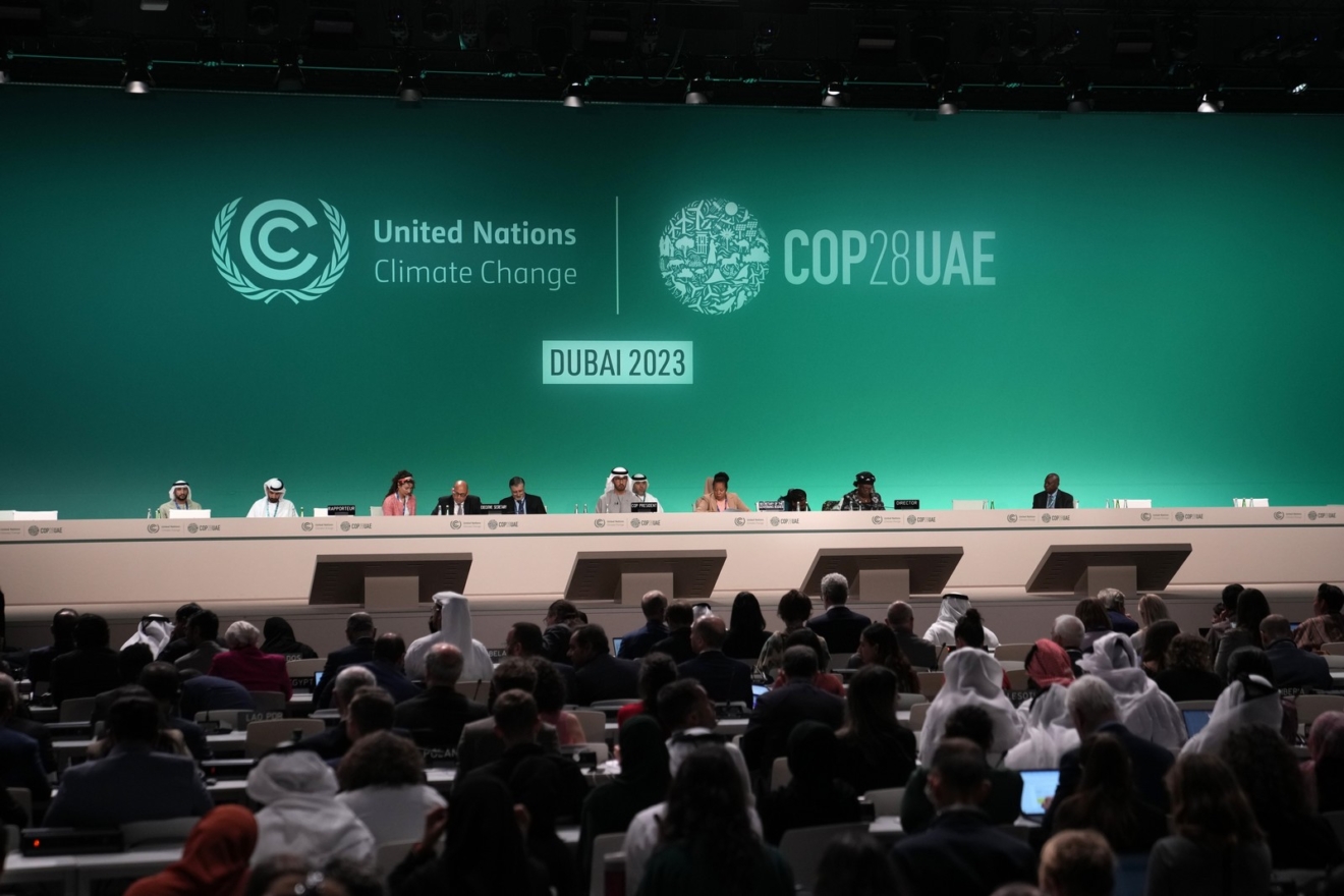 COP28: Λευκός καπνός και συμφωνία για “απομάκρυνση” από τα ορυκτά καύσιμα