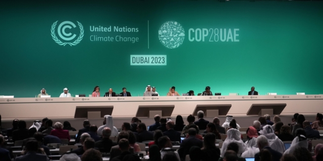 COP28: Λευκός καπνός και συμφωνία για “απομάκρυνση” από τα ορυκτά καύσιμα