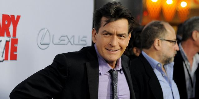 Ο Charlie Sheen σπάει τα ταμπού και μιλά για τις σεξουαλικές εμπειρίες του με άνδρες