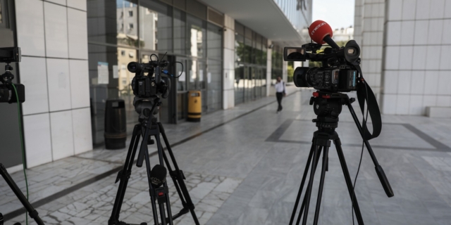 Αστυνομικοί παρεμπόδισαν δικαστικούς συντάκτες να καλύψουν υποθέσεις.