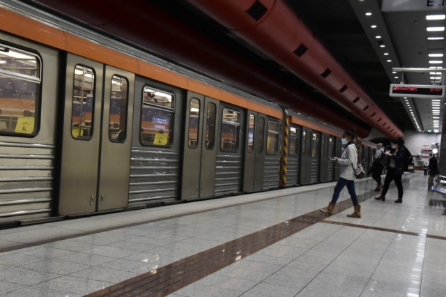 Κεραμεικός: Χούλιγκαν έριξαν καπνογόνο σε κατάμεστο συρμό του Μετρό