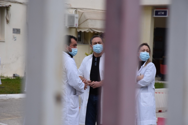 Γιατροί με προστατευτική μάσκα σε δημόσιο νοσοκομείο