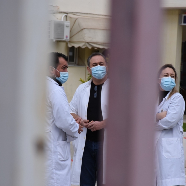 Γιατροί με προστατευτική μάσκα σε δημόσιο νοσοκομείο