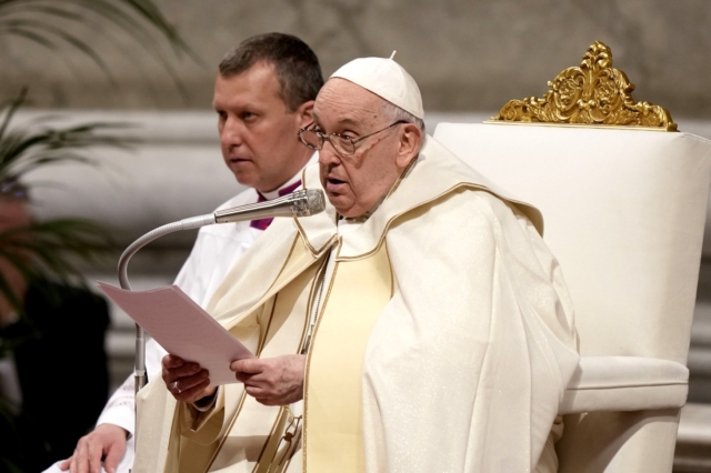 Πάπας Φραγκίσκος: “Οι ιερείς μπορούν να ευλογούν ομόφυλα ζευγάρια”