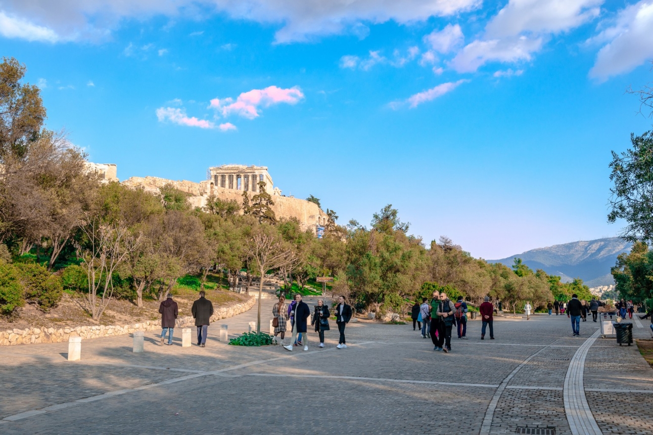 Τουρίστες κάτω από την Ακρόπολη