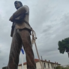 Άγνωστοι επιχείρησαν να κλέψουν το άγαλμα του Νίκου Καπετανίδη