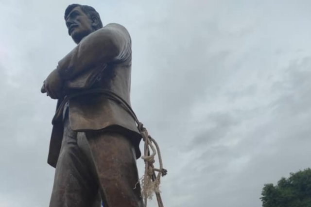 Άγνωστοι επιχείρησαν να κλέψουν το άγαλμα του Νίκου Καπετανίδη