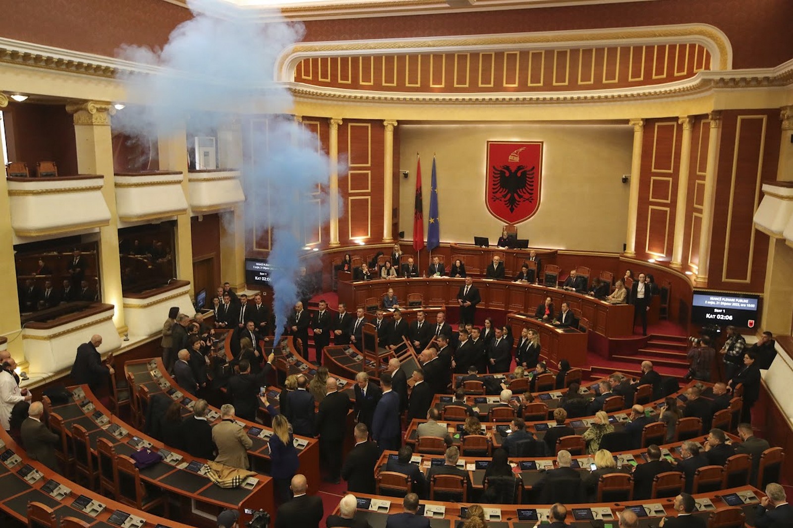 Καπνογόνα στο αλβανικό κοινοβούλιο.
