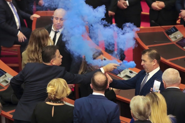 Καπνογόνα στο αλβανικό κοινοβούλιο.