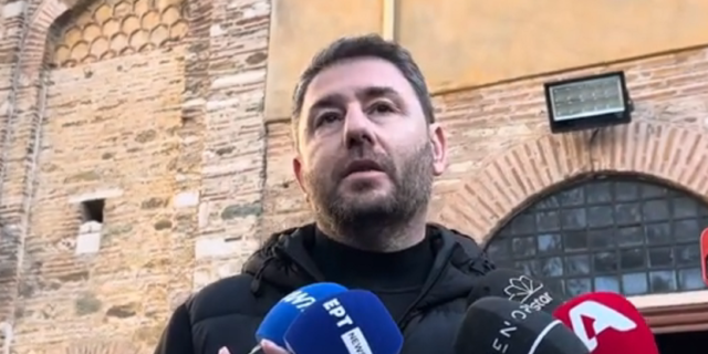 Βασίλης Καρράς: Στο λαϊκό προσκύνημα ο Νίκος Ανδρουλάκης – “Τον αγάπησε όλη η Ελλάδα”