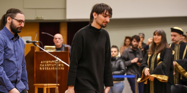 Το ΑΠΘ απένειμε το πτυχίο στις οικογένειες φοιτητριών που σκοτώθηκαν στα Τέμπη