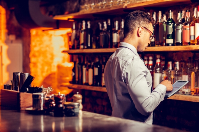 Το 85% των ιδιοκτητών μπαρ δηλώνει εισόδημα πιο χαμηλό του κατώτατου μισθού