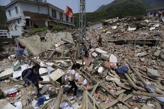 Κίνα: Τουλάχιστον 127 οι νεκροί από τον ισχυρό σεισμό