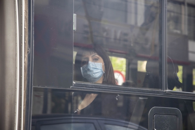 Επιτροπή Λοιμώξεων: Σύσταση για χρήση μάσκας σε κλειστούς χώρους, νοσοκομεία και ΜΜΜ