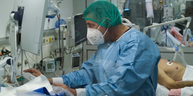 Γιατρός σε Μονάδα Εντατικής Θεραπείας νοσοκομείου της Αττικής
