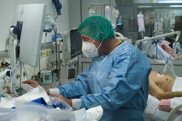 Γιατρός σε Μονάδα Εντατικής Θεραπείας νοσοκομείου της Αττικής