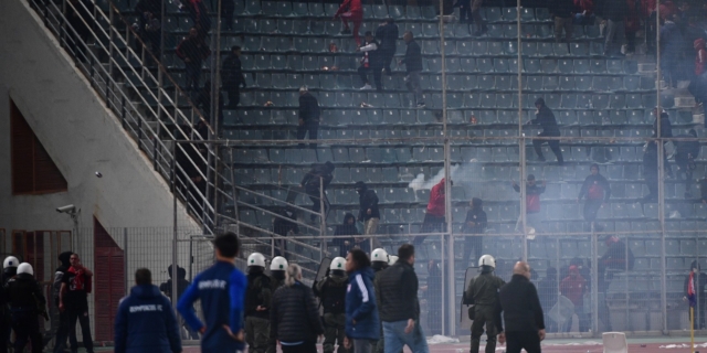 Βόλος: Εικόνες καταστροφής στο Πανθεσσαλικό μετά τα επεισόδια στο ματς με τον Ολυμπιακό