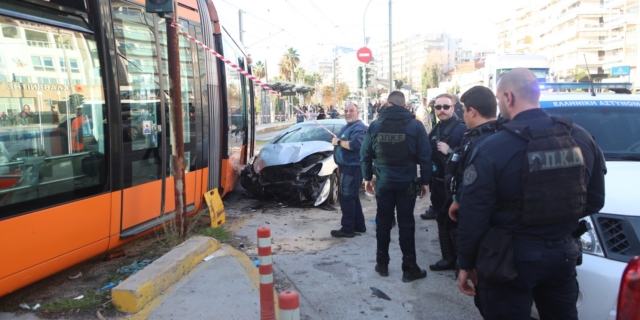Βίντεο: Η στιγμή που ΙΧ παρασύρει τους πεζούς στο Παλαιό Φάληρο