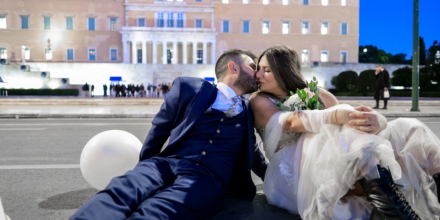 Ακροβατικά και μπαλόνια στο Σύνταγμα από νιόπαντρο ζευγάρι – Φωτογραφίες