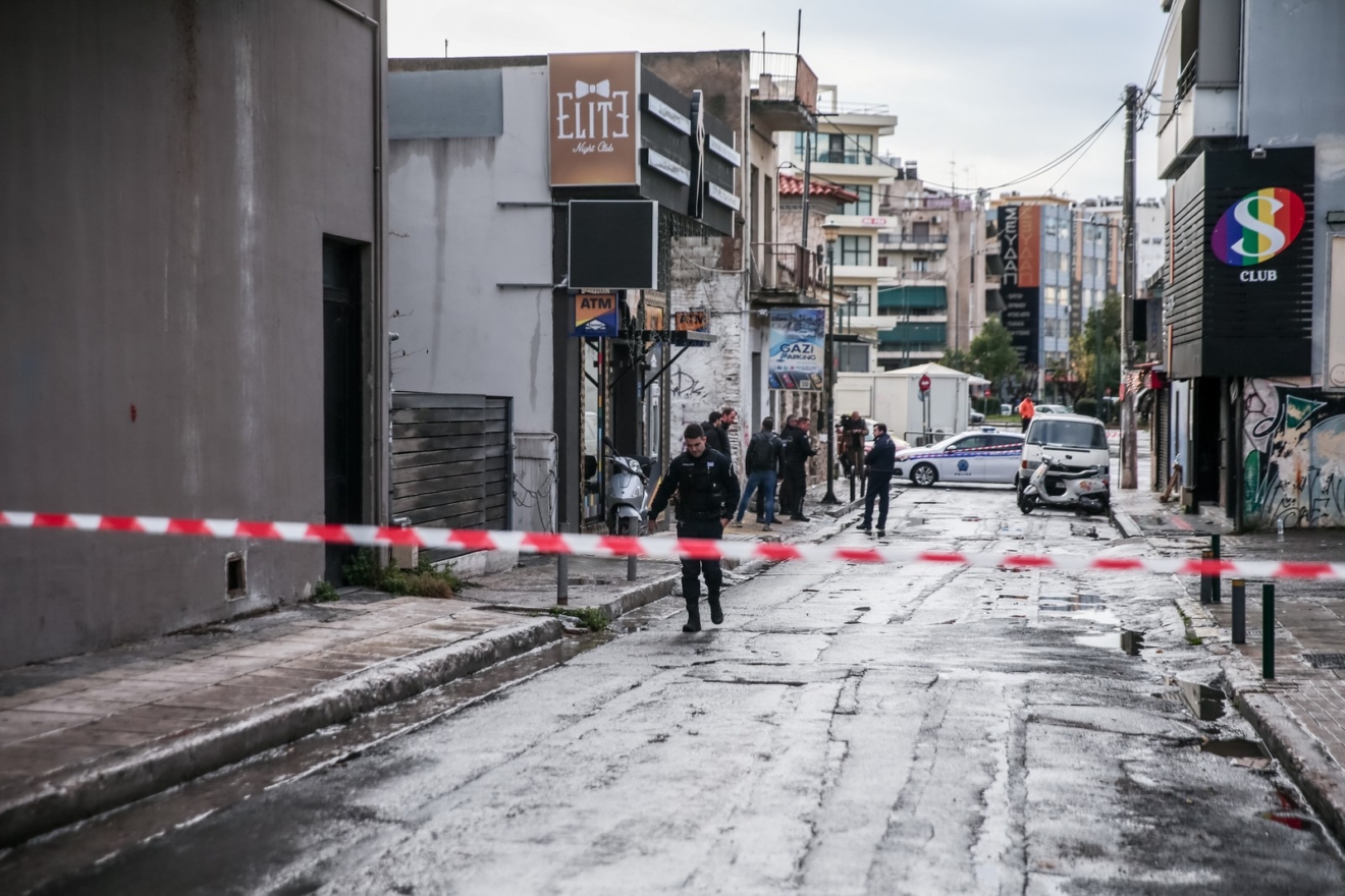 Πυροβολισμοί έξω από κλαμπ στο Γκάζι, με τρεις βαριά τραυματίες