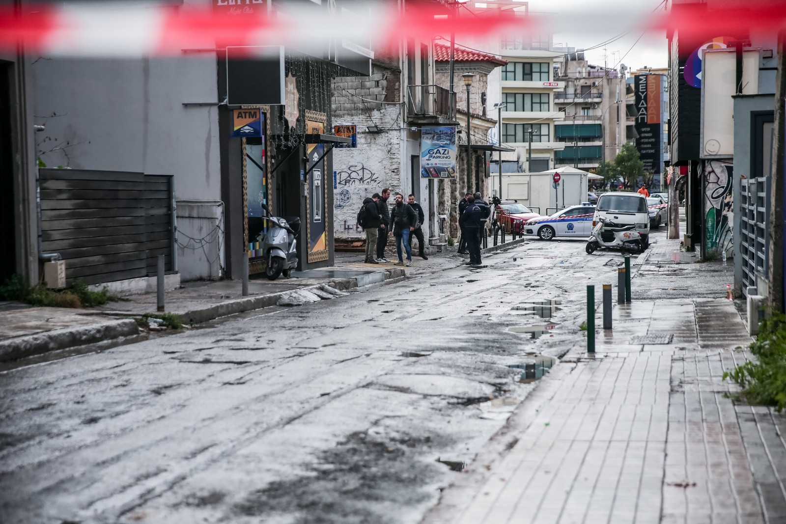 Πυροβολισμοί έξω από νυχτερινό κέντρο στο Γκάζι, με τρεις τραυματίες