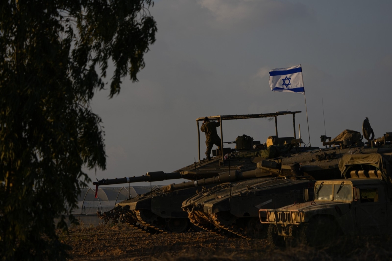 Ισραηλινοί στρατιώτες σε άρματα μάχης