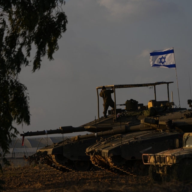Ισραηλινοί στρατιώτες σε άρματα μάχης