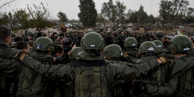 Γάζα: Εικόνες αποκτήνωσης με ισραηλινούς στρατιώτες – Οργή με τα βίντεο