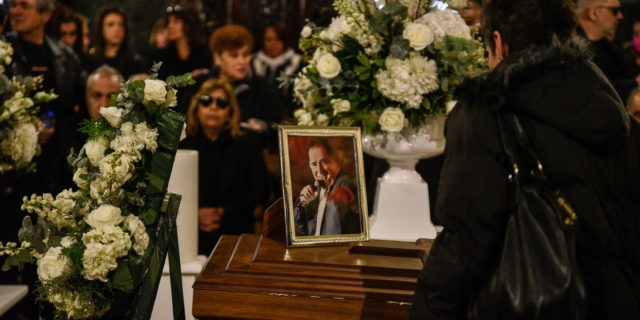 Σε λαϊκό προσκύνημα η σορός του Βασίλη Καρρά