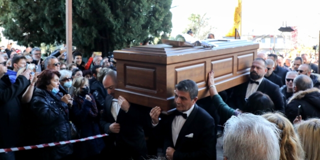 Βασίλης Καρράς: Σε κλίμα οδύνης η ταφή του στο Κοκκινοχώρι Καβάλας