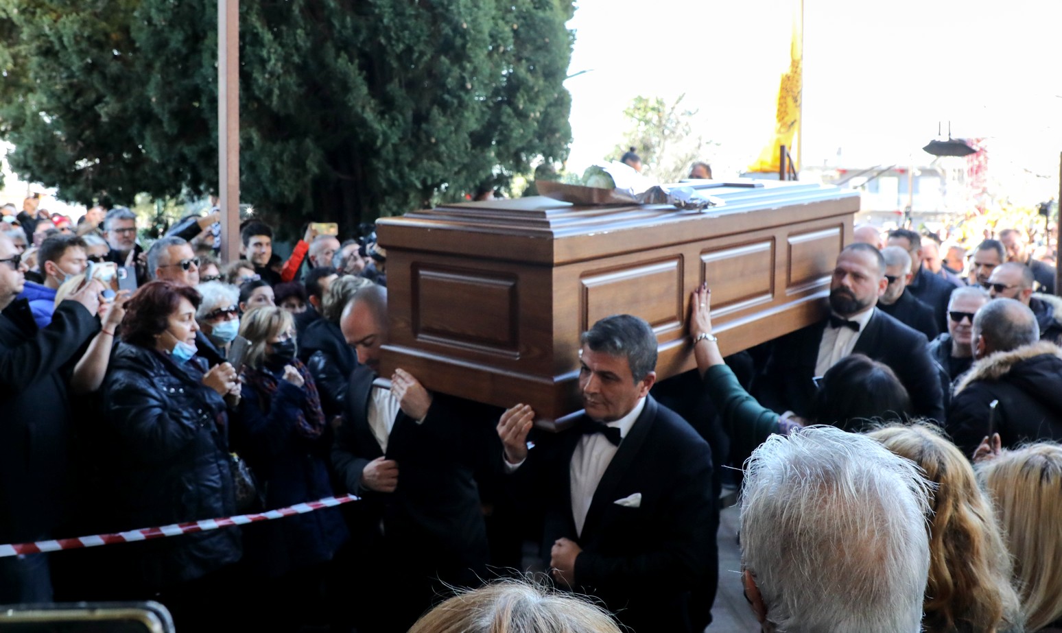 Βασίλης Καρράς: Σε κλίμα οδύνης η ταφή του στο Κοκκινοχώρι Καβάλας