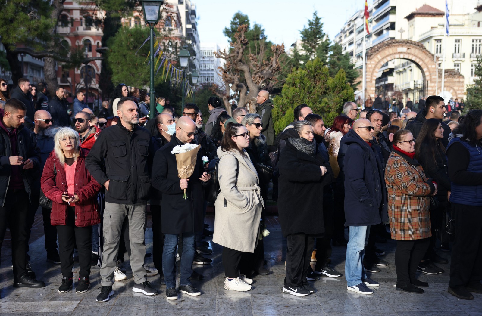 Σε λαϊκό προσκύνημα η σορός του Βασίλη Καρρά