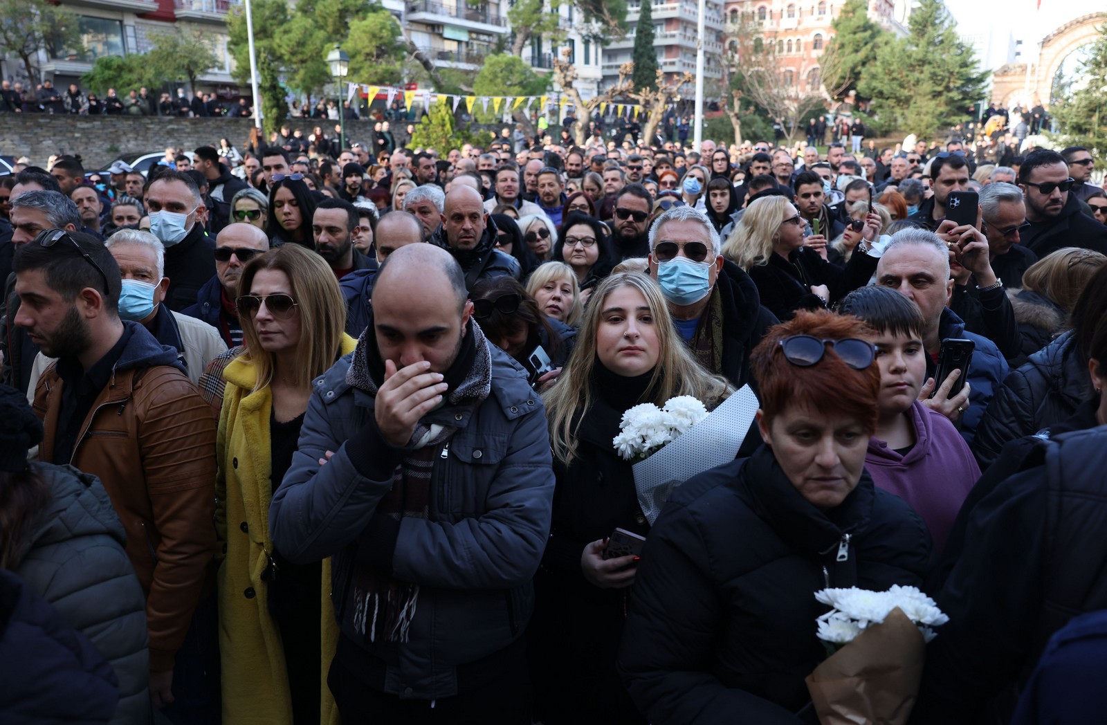 Σε λαϊκό προσκύνημα η σορός του Βασίλη Καρρά