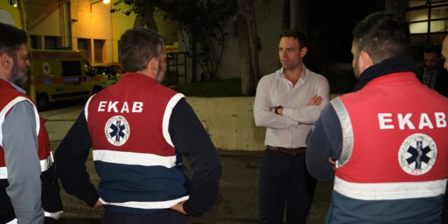 Επίσκεψη του Στέφανου Κασσελάκη στους εργαζόμενους του ΕΚΑΒ.