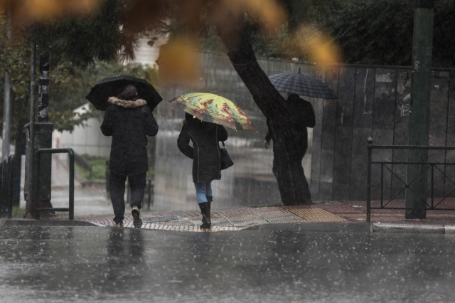 Καιρός: Βροχές και καταιγίδες την Τετάρτη – Πού θα εκδηλωθούν έντονα φαινόμενα
