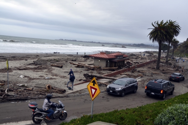 Καλιφόρνια: Περιμένουν κύματα ακόμα και 12 μέτρων-Χαρακτηριστικές εικόνες