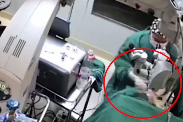 Σοκαριστικό βίντεο: Γιατρός γρονθοκοπά ασθενή επειδή κουνιόταν στο χειρουργείο